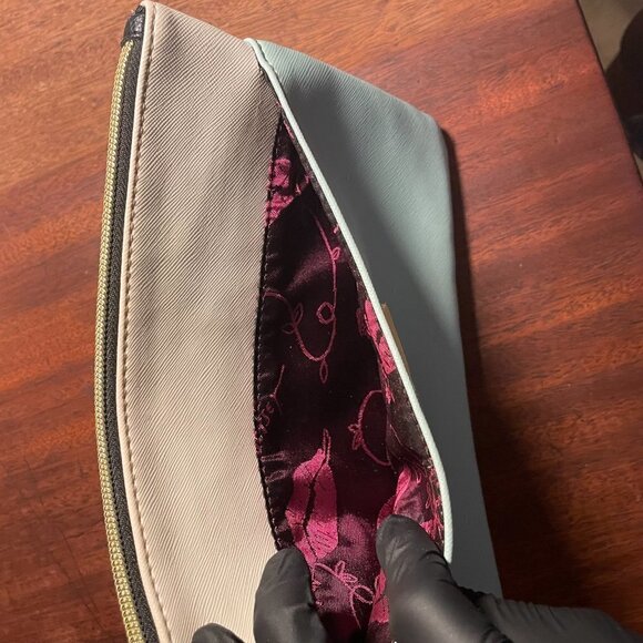 Pistachio Green and White Wrislet Clutch || Betsey Johnson || Good Condition - Picture 8 of 8